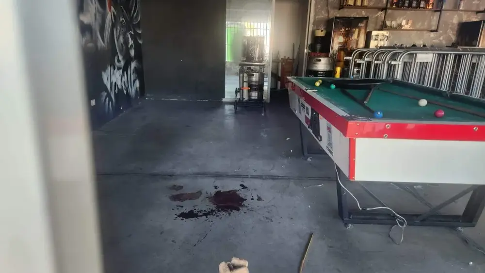 Ataque a tiros em tabacaria deixa um morto e três feridos