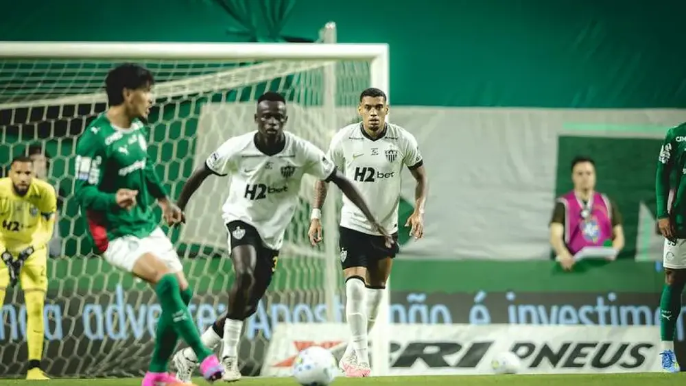 Atlético-MG vence Palmeiras e freia disparada do líder