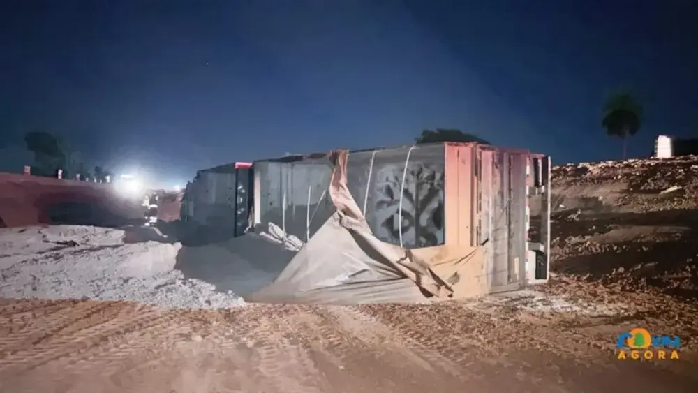Carreta com 35 toneladas de calcário tomba em obra na BR-163