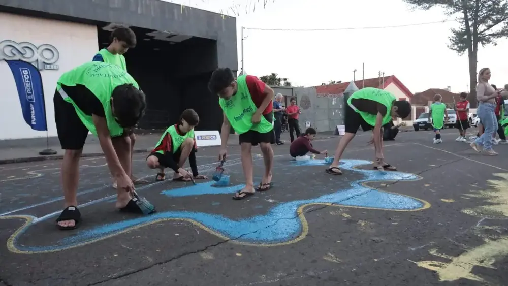 Crianças pintam rua da Cidade da Copa em Campo Grande