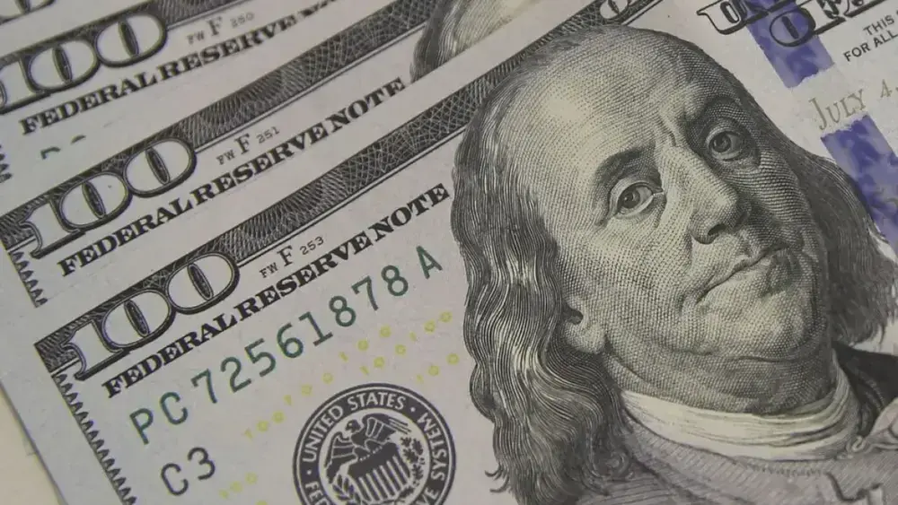 Dólar fecha a R$ 5,11 e encerra semana estável