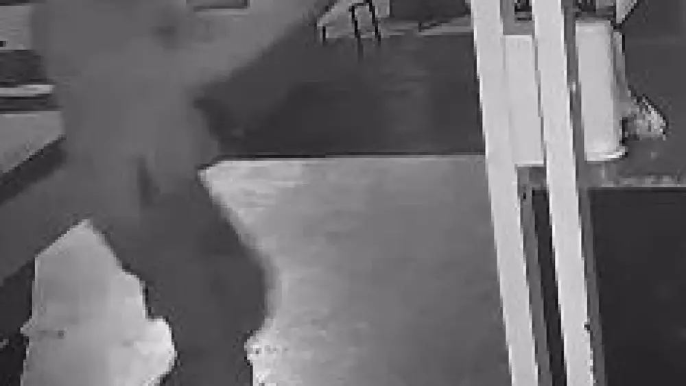 Dupla invade tabacaria e deixa dois feridos a tiros em Coxim