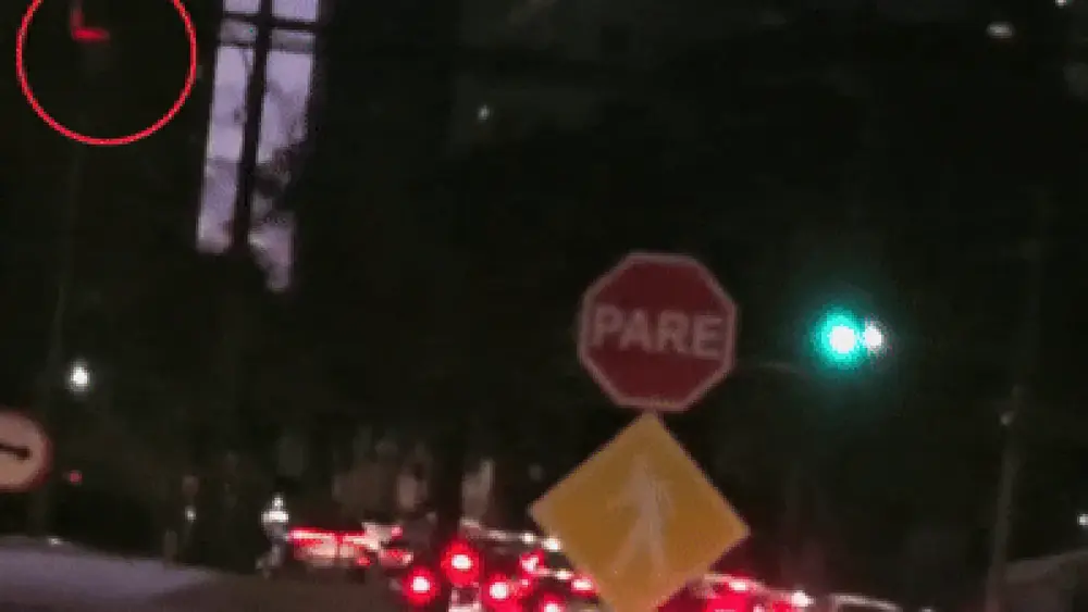 Falha em semáforo deixa dois sinais verdes em cruzamento de CG