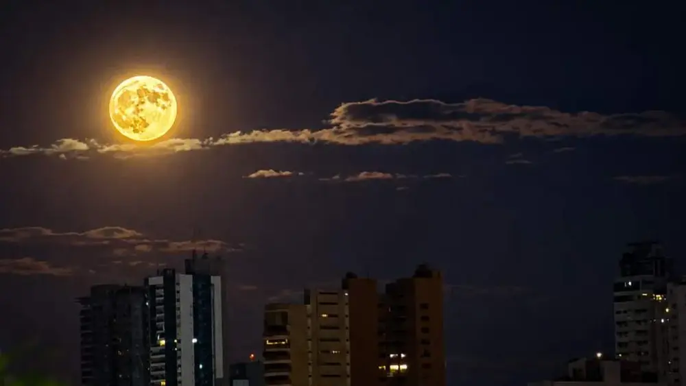 Lua dos Veados: lua cheia alaranjada encanta Campo Grande