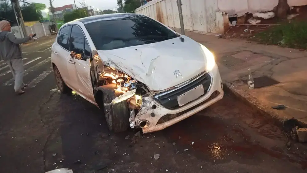 Motorista bate carro em carreta e abandona veículo em Campo Grande