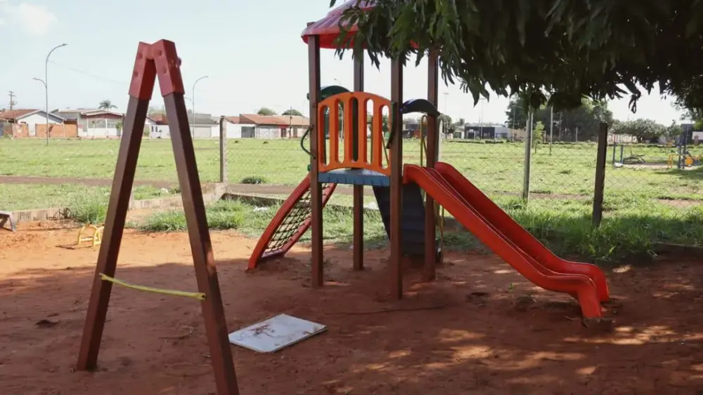 Praça sem placa e abandonada homenageia menino morto em CG